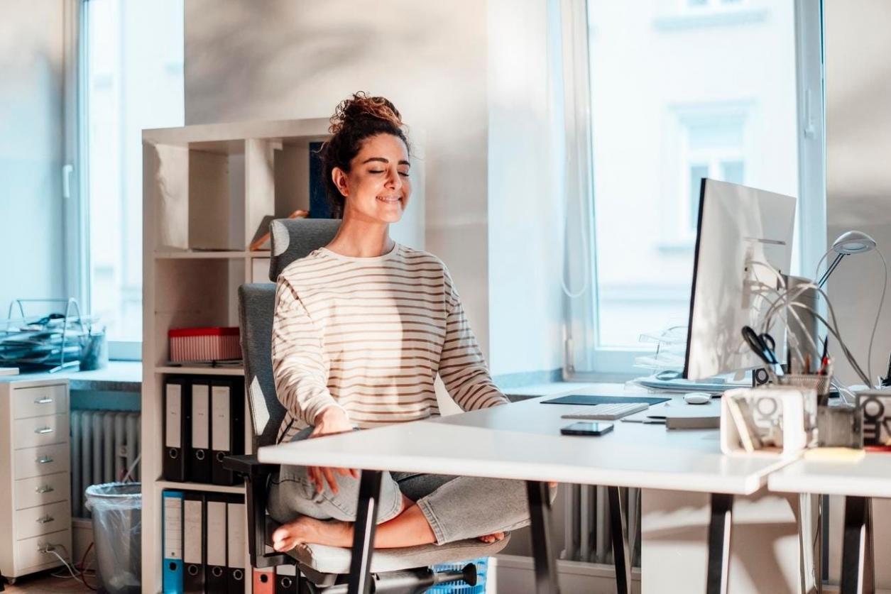 Estudiantes participando en sesión de aprendizaje colaborativo