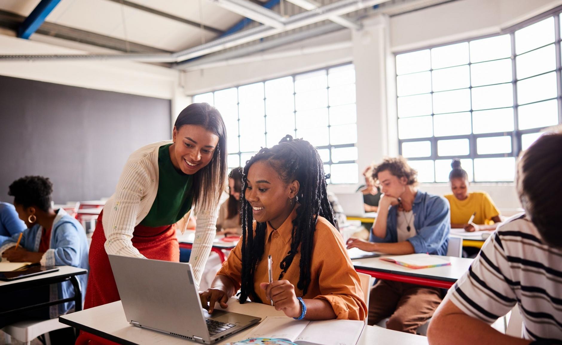 Estudiante revisando material técnico durante sesión formativa