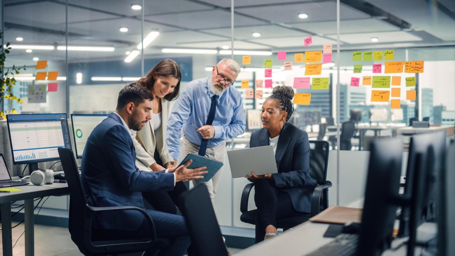 Estudiantes participando en sesiones educativas en línea