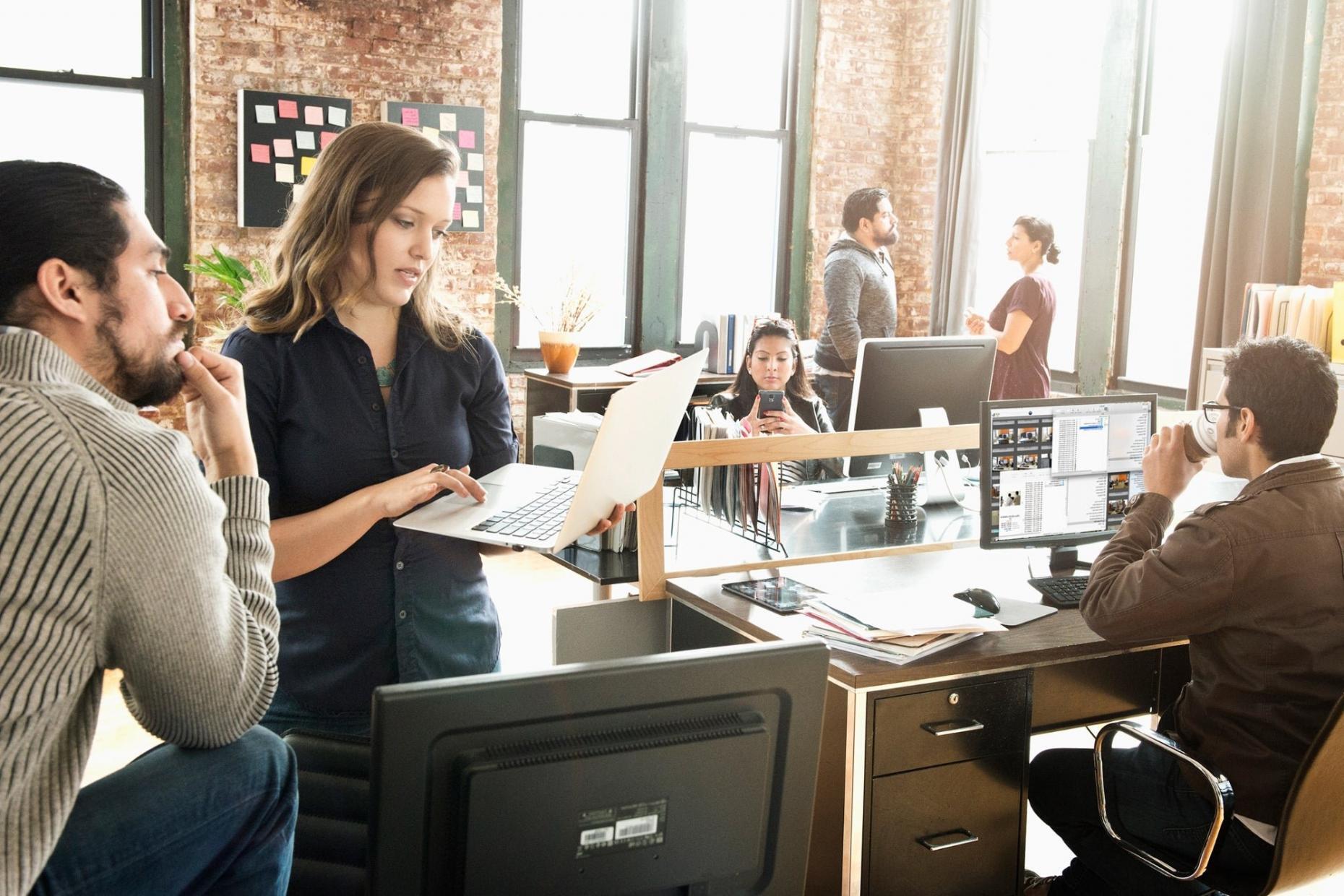 Participantes trabajando en proyectos prácticos durante sesión de desarrollo