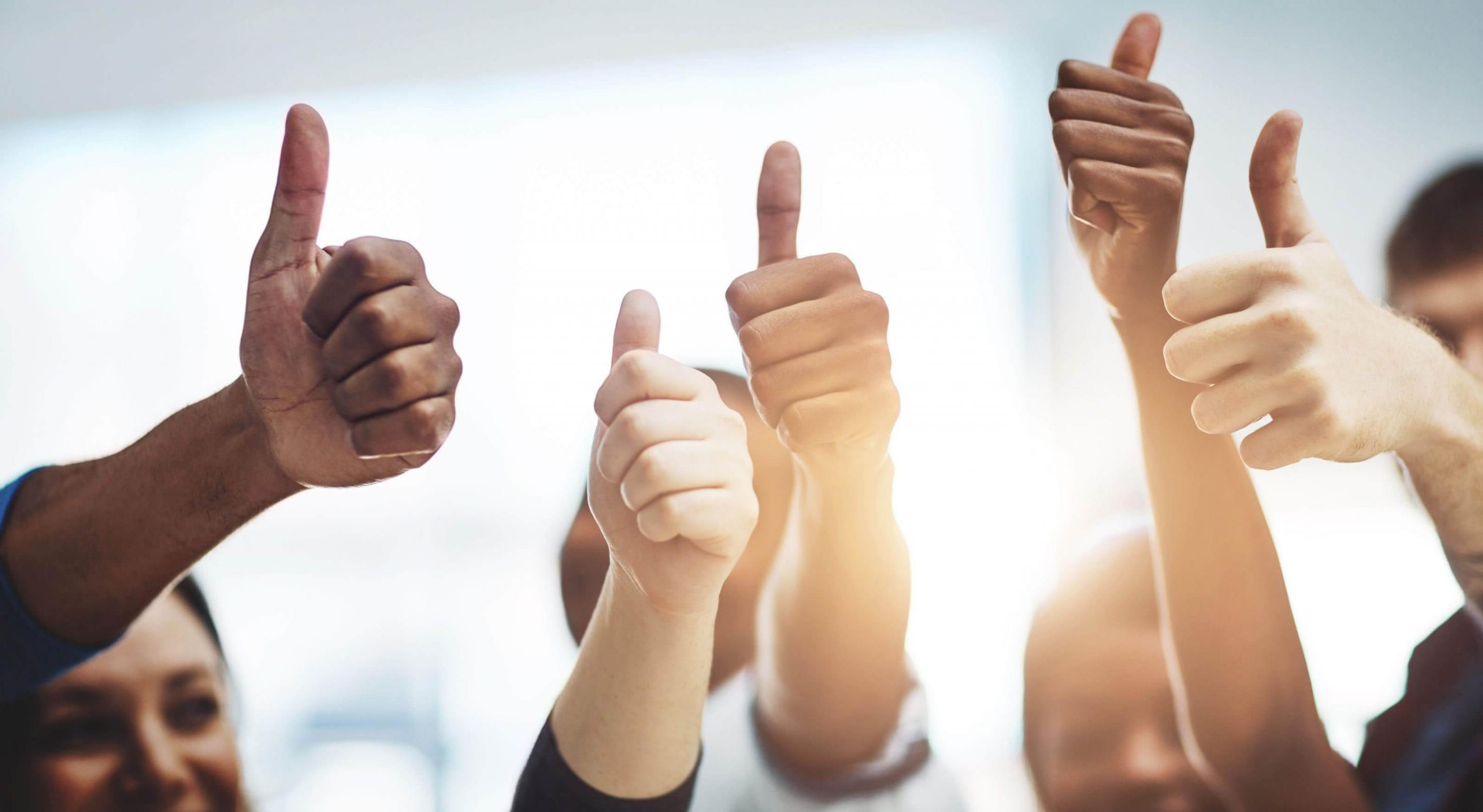 Grupo colaborando en proyecto de diseño estratégico