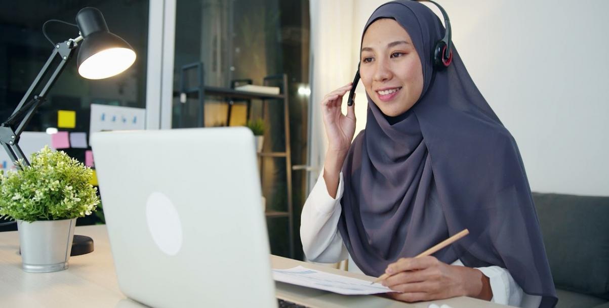 Estudiante trabajando en sesión de formación virtual