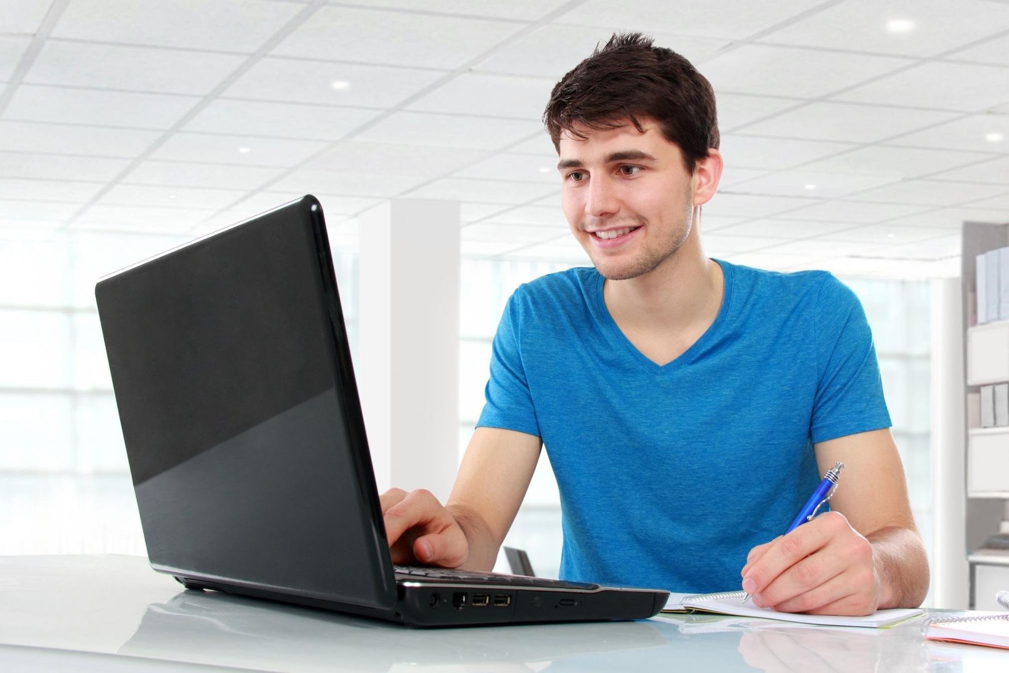 Instructor explicando concepto técnico a estudiantes en sesión interactiva