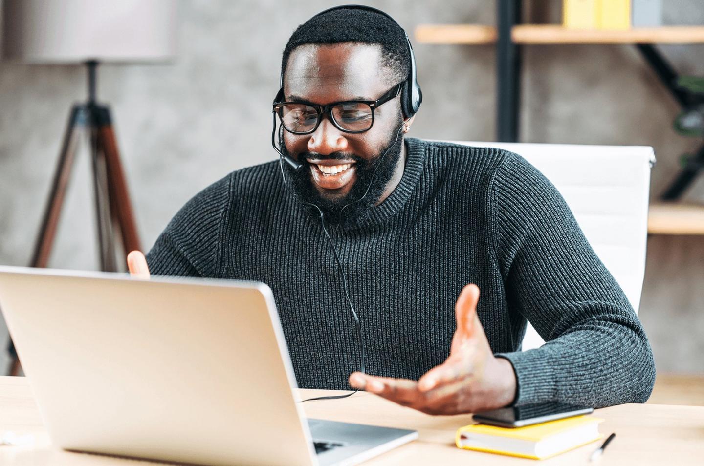 Estudiante participando en sesión de aprendizaje en línea